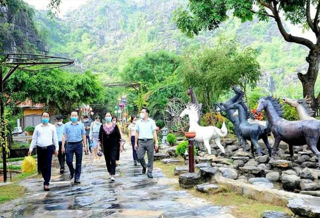 Đoàn khảo sát các tiêu chí an toàn tại Khu du lịch Hang Múa. Ảnh: N T