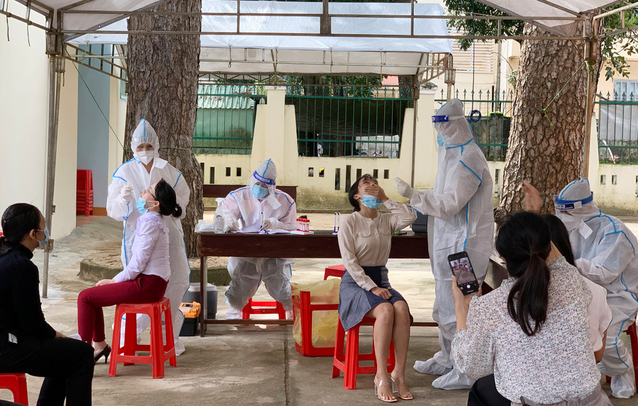  Nhân viên y tế lấy mẫu xét nghiệm cho người dân trên địa bàn phường Yên Đỗ, TP. Pleiku sáng 25-10. Ảnh: Như Nguyện