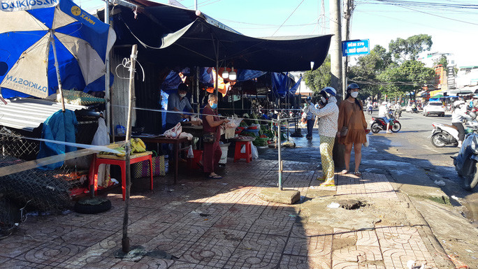 Một số quầy sạp sát đường được rào chắn để giữ khoảng cách