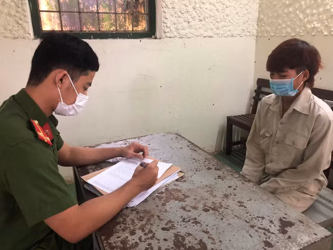 Tẩn Nảy Sinh tại cơ quan điều tra. Ảnh: CACC