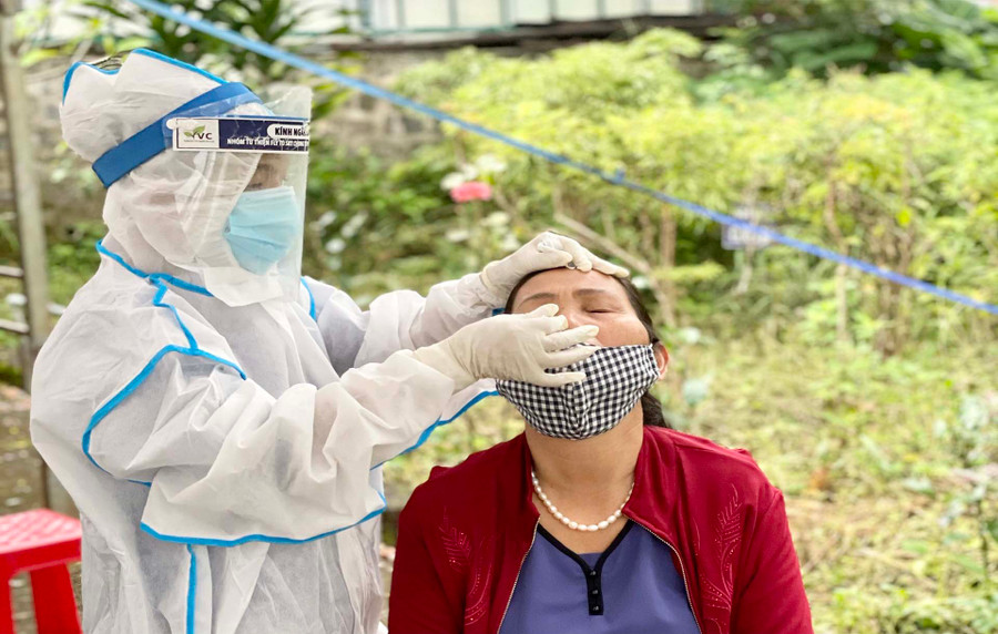 Nhân viên Y tế lấy mẫu xét nghiệm cho người dân trên địa bàn phường Phù Đổng, TP. Pleiku. Ảnh: Như Nguyện
