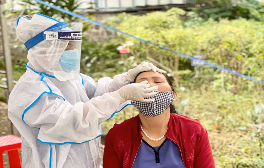 Nhân viên Y tế lấy mẫu xét nghiệm cho người dân trên địa bàn phường Phù Đổng, TP. Pleiku. Ảnh: Như Nguyện