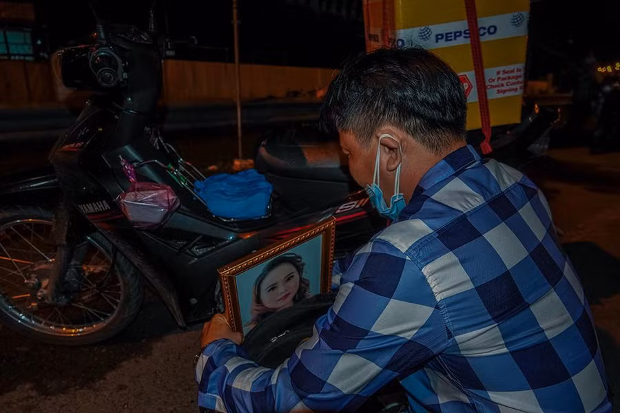 Di ảnh vợ được anh để cẩn thận trong ba lô. Ảnh: Duy Tân