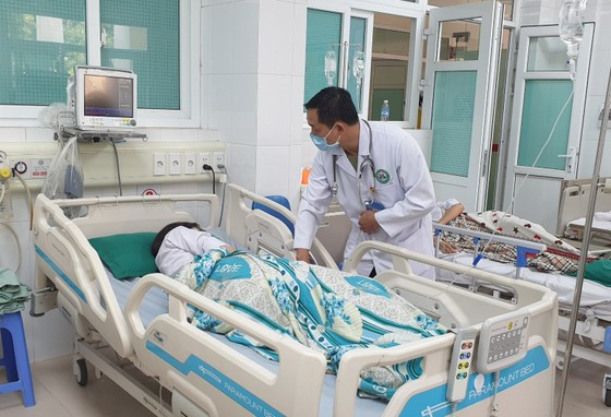 Sau khi ăn kẹo, một số học sinh phải nhập viện điều trị