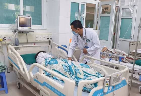 Sau khi ăn kẹo, một số học sinh phải nhập viện điều trị