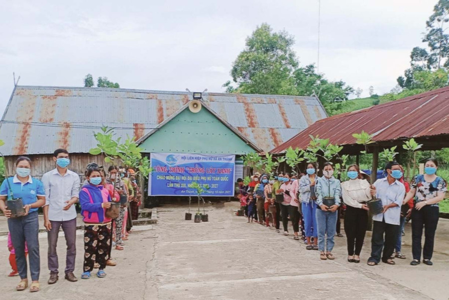 Quang cảnh thực hiện công trình “Trồng cây xanh”. Ảnh: Lan Anh