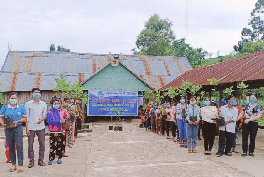 Quang cảnh thực hiện công trình “Trồng cây xanh”. Ảnh: Lan Anh