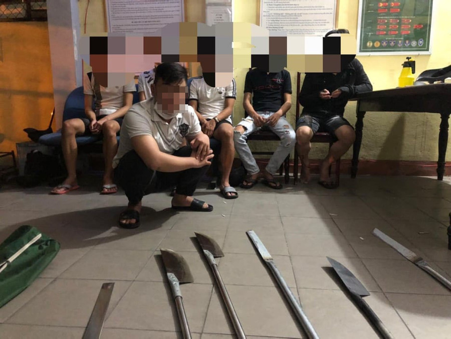 Các nghi can trong 2 nhóm hẹn hỗn chiến. Ảnh: N.H Các nghi can trong 2 nhóm hẹn hỗn chiến. Ảnh: N.H