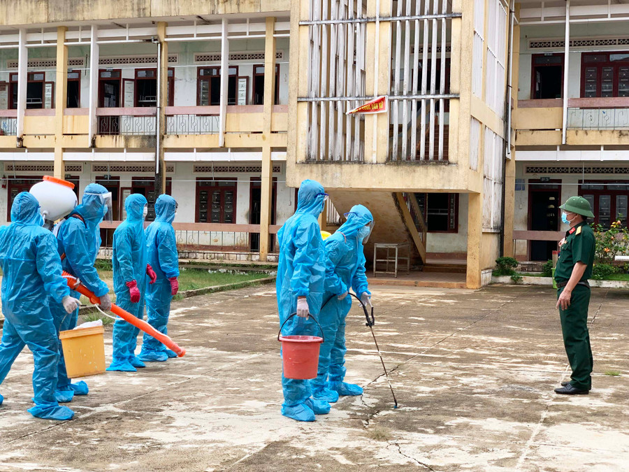 Cán bộ, chiến sĩ Bộ Chỉ huy Quân sự tỉnh chuẩn bị khu cách ly tập trung đón công dân từ vùng dịch về. Ảnh: Như Nguyện