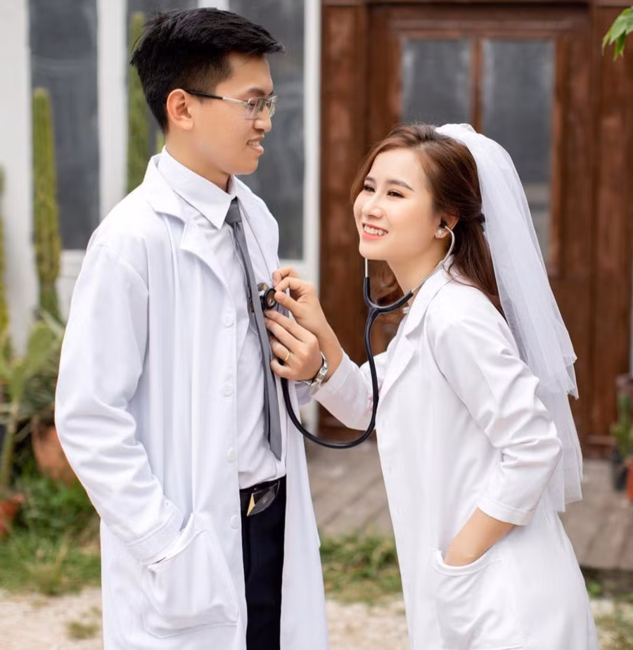 Vợ chồng bác sĩ Phương Dung và bác sĩ Hữu Hoàng chụp ảnh cưới vào đầu năm 2021. Ảnh: NVCC