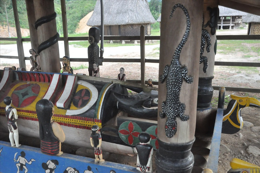  Tài sản của người Cơ Tu chia cho người mất, vừa chôn theo, vừa trưng bày lộ thiên ngoài nhà mồ. Ảnh: Thanh Hải