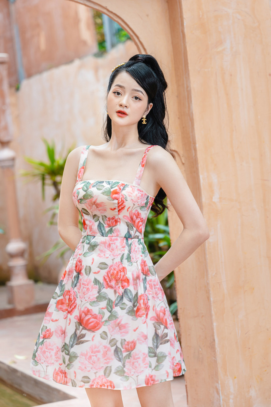 Những thiết kế váy hoa họa tiết hoa hồng dịu dàng giúp phái đẹp khoe xương quai xanh gợi cảm.