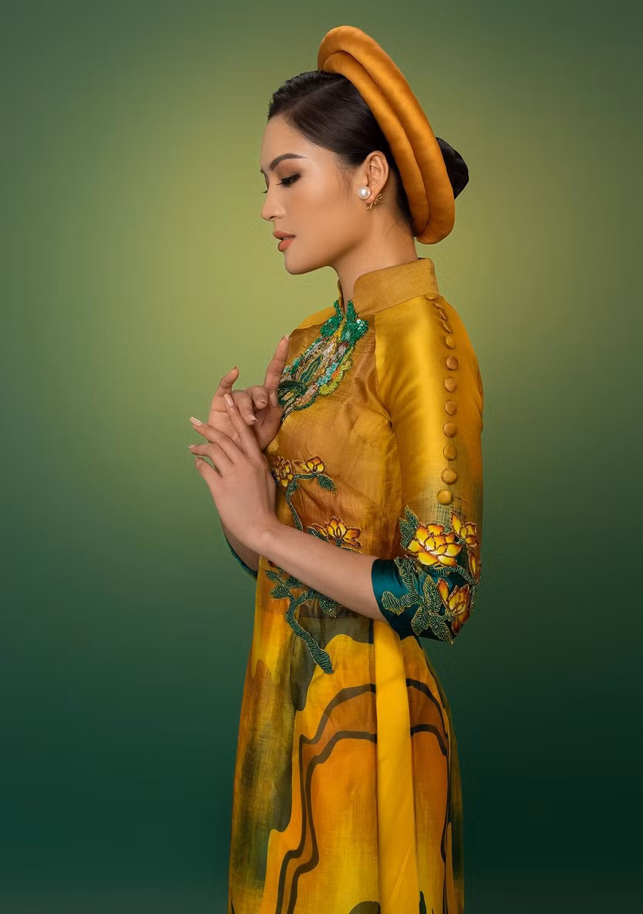 Người đẹp Vân Anh tự hào quảng bá nét đẹp của áo dài tại Hoa hậu Trái đất 2021. Ảnh: Nguyễn Long