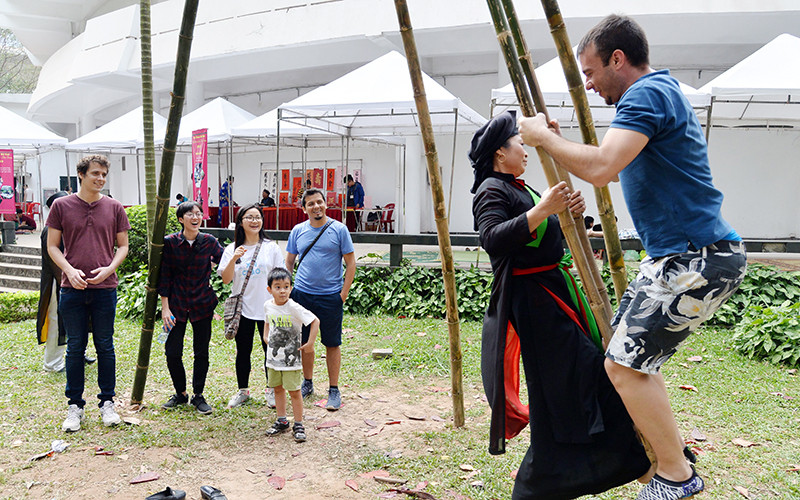 Du khách nước ngoài trải nghiệm trò chơi truyền thống tại Bảo tàng Dân tộc học Việt Nam (TP Hà Nội). Ảnh: Mỹ Hà Du khách nước ngoài trải nghiệm trò chơi truyền thống tại Bảo tàng Dân tộc học Việt Nam (TP Hà Nội). Ảnh: MỸ HÀ