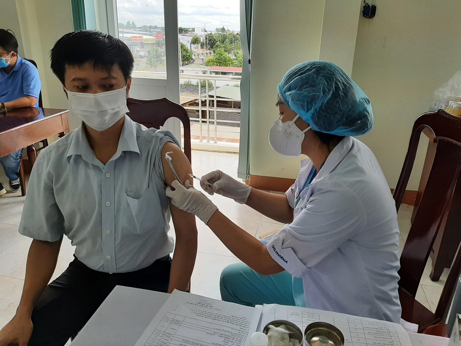 Tiêm vắc xin phòng Covid-19 tại Trung tâm y tế TP.Buôn Ma Thuột. Hiện tỷ lệ tiêm vắc xin của tỉnh Đắk Lắk còn thấp. Ảnh: Trung Chuyên