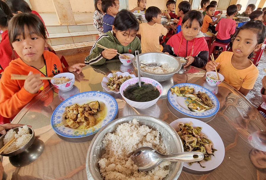 Các em học sinh ăn trưa tại Trường Phổ thông Dân tộc bán trú xã Đak Smar. Ảnh: Hà Phương