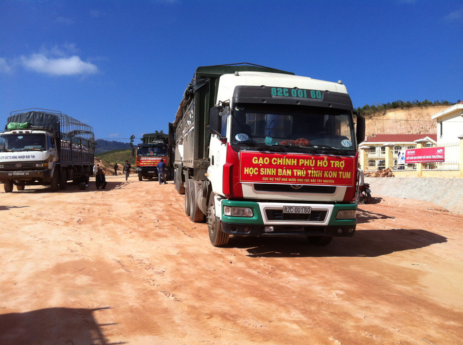 Cục Dự trữ Nhà nước khu vực Bắc Tây Nguyên xuất cấp gạo Nhà nước hỗ trợ cho học sinh bán trú các trường học khu vực Bắc Tây Nguyên. Ảnh: Sơn Ca