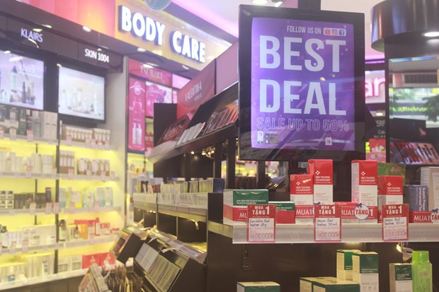 Các cửa hàng mỹ phẩm áp dụng nhiều chương trình khuyến mãi như giảm giá, mua 1 tặng 1 nhằm thu hút khách hàng (Ảnh: Việt Anh/Vietnam+) Các cửa hàng mỹ phẩm áp dụng nhiều chương trình khuyến mãi như giảm giá, mua 1 tặng 1 nhằm thu hút khách hàng (Ảnh: Việt Anh/Vietnam+)