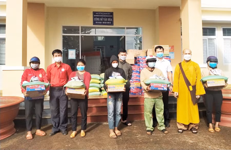  Tặng quà cho các hộ nghèo, đồng bào dân tộc thiểu số khó khăn do ảnh hưởng bởi dịch Covid-19 tại xã Ia Glai, huyện Chư Sê. Ảnh: Hồng Ngọc