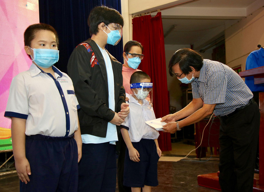 Đại diện Báo Thanh Niên trao tiền bạn đọc đóng góp hỗ trợ các cháu trong chương trình bảo trợ trẻ mồ côi tại TP.HCM. Ảnh: Khả Hòa Đại diện Báo Thanh Niên trao tiền bạn đọc đóng góp hỗ trợ các cháu trong chương trình bảo trợ trẻ mồ côi tại TP.HCM. Ảnh: Khả Hòa