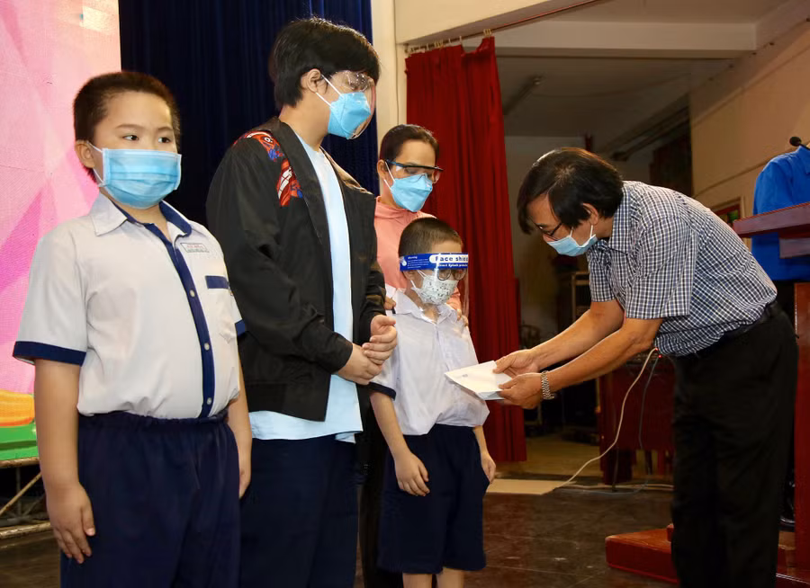 Đại diện Báo Thanh Niên trao tiền bạn đọc đóng góp hỗ trợ các cháu trong chương trình bảo trợ trẻ mồ côi tại TP.HCM. Ảnh: Khả Hòa