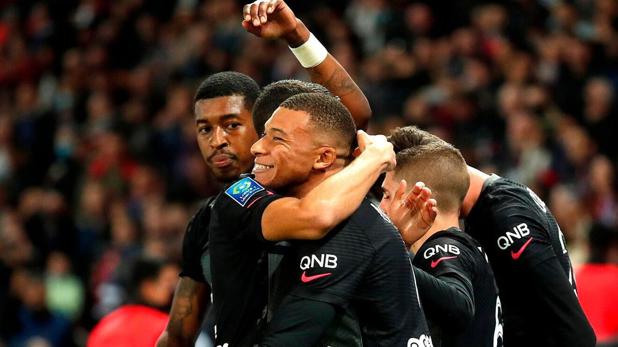  Mbappe (giữa) đã cứu nguy cho PSG. Ảnh: AFP