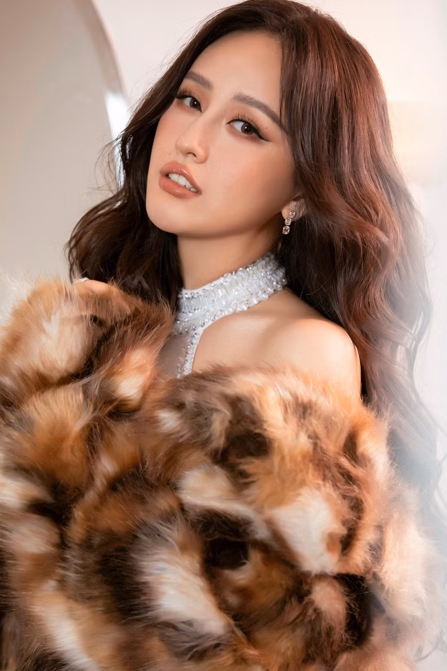 Trong những bộ trang phục của nhà thiết kế Đỗ Long, Hoa hậu Việt Nam 2006 khiến mọi người xuýt xoa với thần thái "sang chảnh" và nhan sắc ngày càng sắc sảo hơn. Ngay sau khi chia sẻ một vài khoảnh khắc trong loạt ảnh lên mạng xã hội, người đẹp sinh năm 1988 nhận về hơn 7.700 lượt yêu thích. Ảnh: Lê Thiện Viễn Trong những bộ trang phục của nhà thiết kế Đỗ Long, Hoa hậu Việt Nam 2006 khiến mọi người xuýt xoa với thần thái