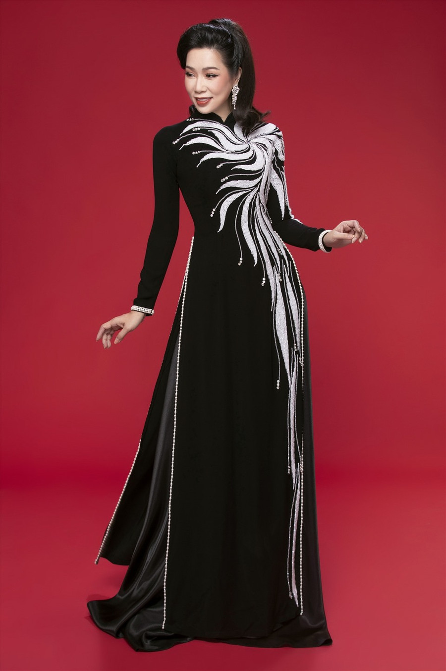 “Tôi thấy may mắn khi ông xã và các con luôn đồng hành cùng mình trong các dự án. Điều đó đã tạo động lực thêm, giúp tôi hoàn thành tốt mọi kế hoạch đề ra. Ngược lại, tôi vẫn luôn ý thức trách nhiệm của mình với gia đình. Giờ đây, tôi không chỉ giữ hình ảnh vì công chúng mà vì những cô công chúa nhỏ của mình nữa“ - cô nói.