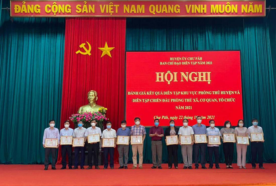 Đồng chí Nguyễn Quang Trường Phó bí thư thường trực Huyện ủy tặng giấy khen cho các tập thể. Ảnh: Hữu Phong