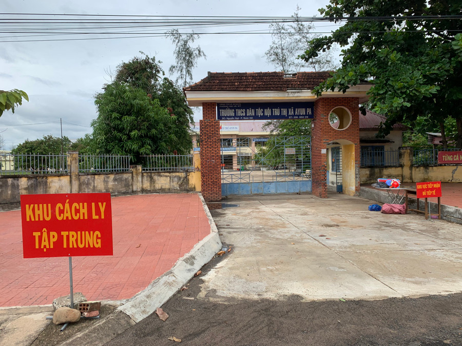 Trường THCS Dân tộc Nội trú thị xã Ayun Pa được trưng dụng làm khu cách ly tập trung để đón công dân từ vùng dịch trở về. Ảnh: Vũ Chi