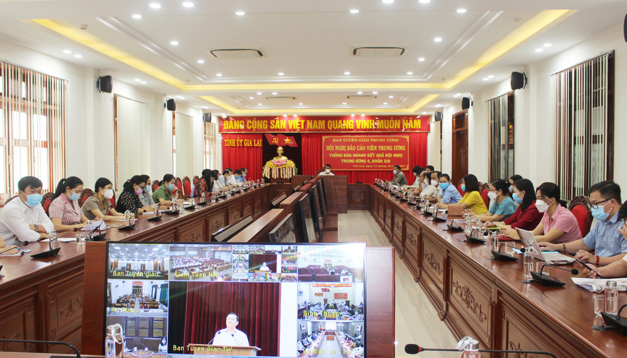 Các đại biểu tham gia hội nghị báo cáo viên Trung ương thông báo nhanh kết quả Hội nghị Trung ương 4, khóa XIII tại điểm cầu tỉnh Gia Lai. Ảnh: Phan Lài  Các đại biểu tham gia hội nghị Báo cáo viên Trung ương thông báo nhanh kết qủa hội nghị Trung ương 4, khóa XIII tại điểm cầu tỉnh Gia Lai. Ảnh: Phan Lài