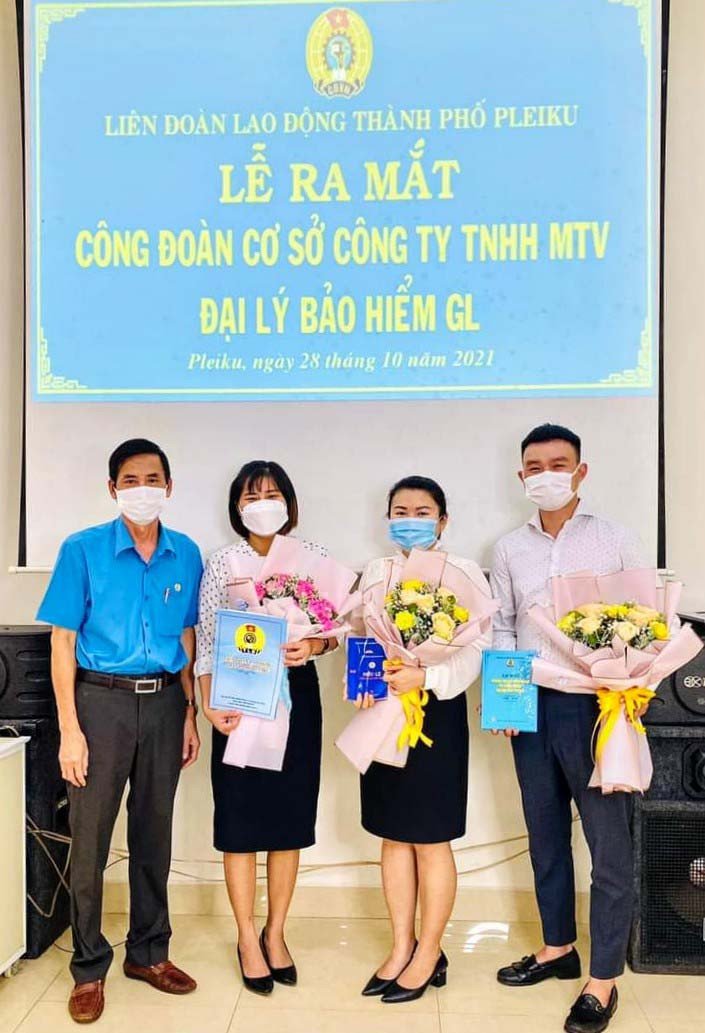 Lãnh đạo Liên đoàn Lao động TP.Pleiku trao quyết định công nhận Công đoàn cơ sở Công ty TNHH MTV Đại lý Bảo hiểm GL. Ảnh: Kỳ Anh