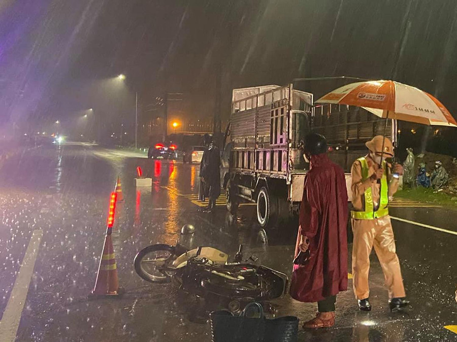 Hiện trường vụ tai nạn. Ảnh: Hoàng Trọng Hiện trường vụ tai nạn. Ảnh: Hoàng Trọng