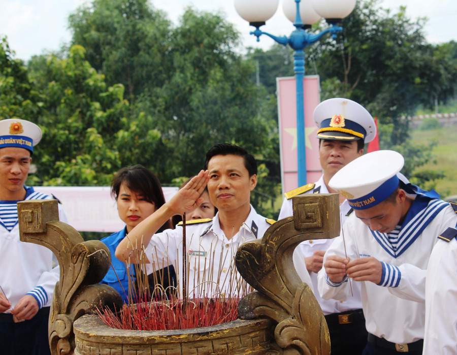 Các chiến sĩ Lữ đoàn 171 Vùng 2 Hải quân dâng hương tưởng niệm các chiến sĩ Đoàn tàu không số. Ảnh: Mai Thắng Các chiến sĩ Lữ đoàn 171 Vùng 2 Hải quân dâng hương tưởng niệm các chiến sĩ Đoàn tàu không số