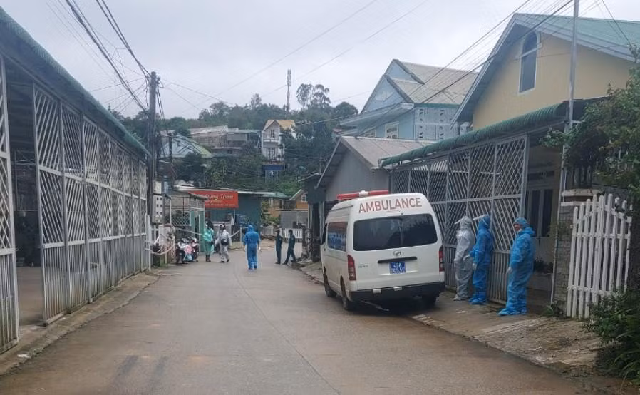 CDC Lâm Đồng và ngành y tế TP. Đà Lạt truy vết lấy mẫu các trường hợp liên quan ổ dịch làng hoa Vạn Thành. Ảnh: Gia Bình