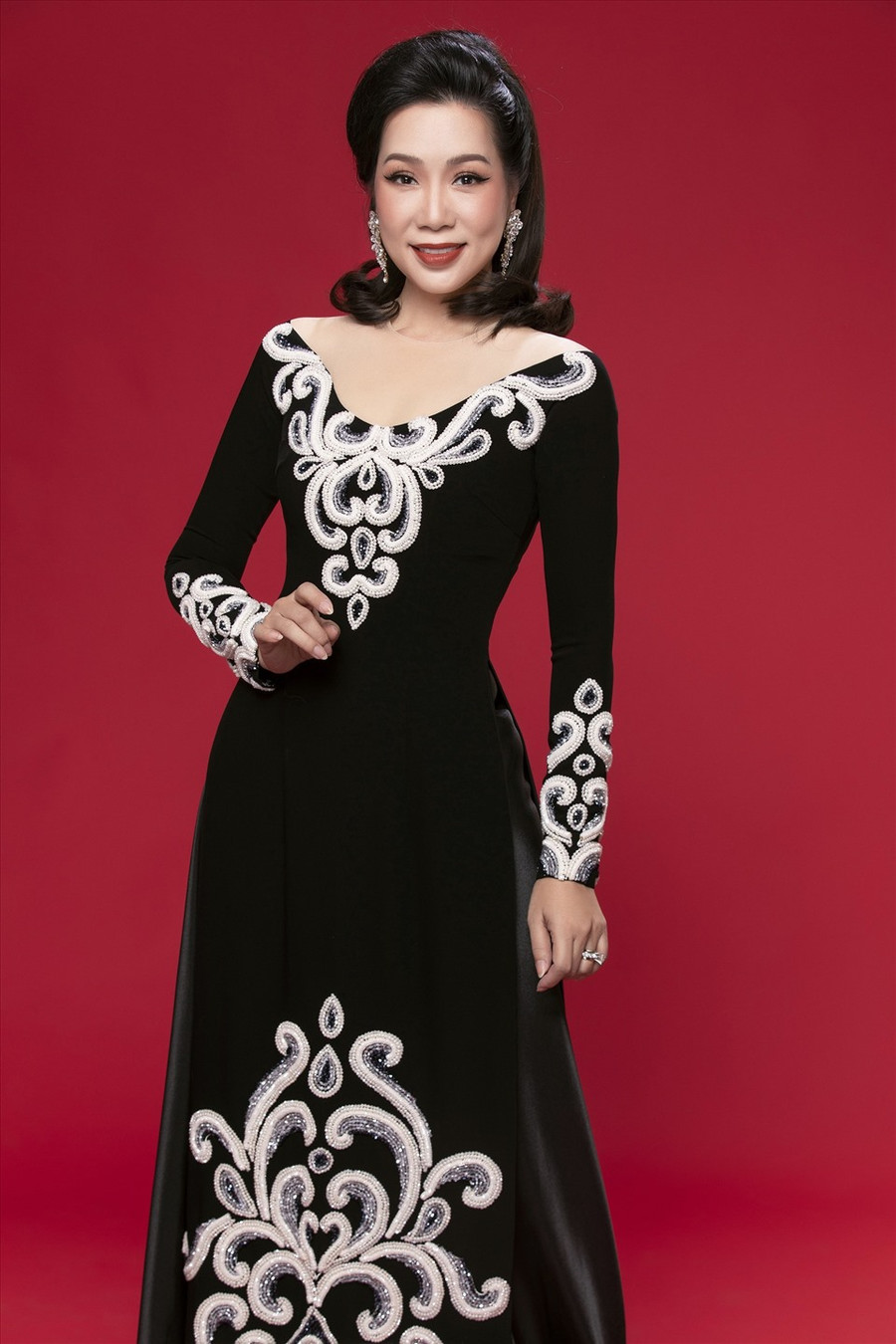 Đồng thời, nữ diễn viên cho biết bản thân cô hiểu được rằng chồng và con đã chịu nhiều thiệt thòi khi cô là người nổi tiếng. Vì vậy, Trịnh Kim Chi luôn ý thức được việc dành thời gian nhiều nhất có thể cho gia đình. Bên cạnh đó, cô còn tích cực giúp đỡ những hoàn cảnh khó khăn trong cuộc sống, đặc biệt là các nghệ sĩ lớn tuổi. Dù vướng phải những lùm xùm từ thiện nhưng bà bầu sân khấu kịch vẫn không nản lòng. Cô nói bản thân vẫn miệt mài với các dự án thiện nguyện của mình vì “nhìn thấy mọi người gặp khó khăn, tôi cầm lòng không được“. Ảnh: NSCC.