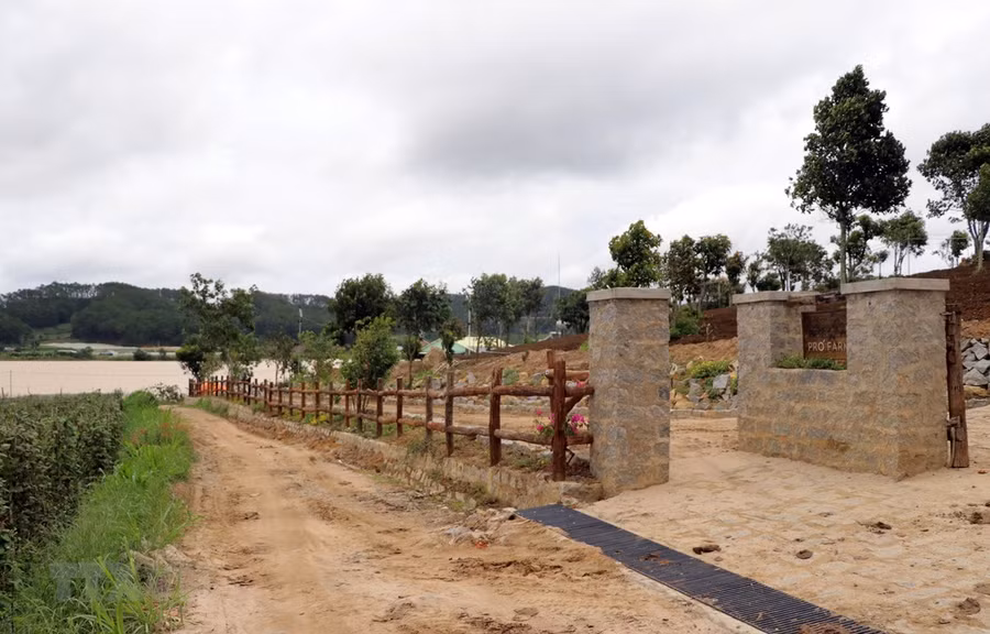 Nhiều khuôn viên có dáng dấp khu du lịch mọc đang hối hả được xây dựng ven hồ. Ảnh: Quốc Hùng/TTXVN