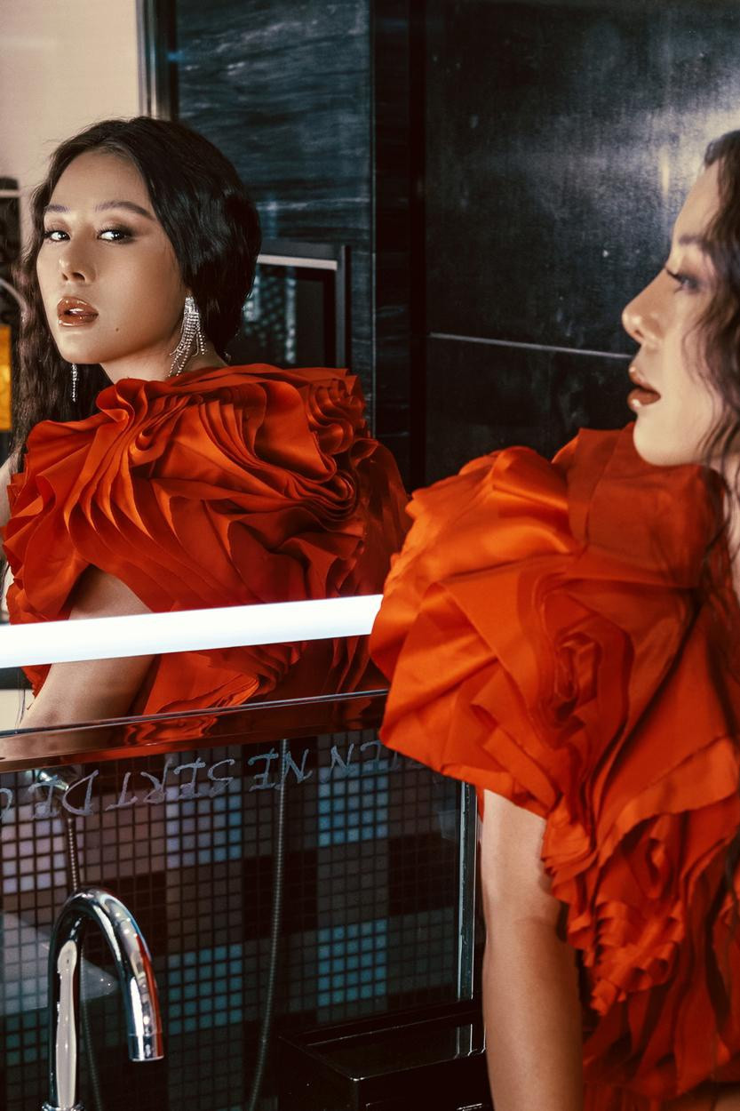 Với Nam Thư, bộ ảnh này đánh dấu thời gian dài nỗ lực làm nghề cũng như những thành công mà cô có được trong nghệ thuật. Hơn hết, nó cũng nhắc nhở cô về sự kỳ vọng của khán giả để bản thân ngày càng cố gắng hơn nữa trong tương lai. Ảnh: Tri Nghia 