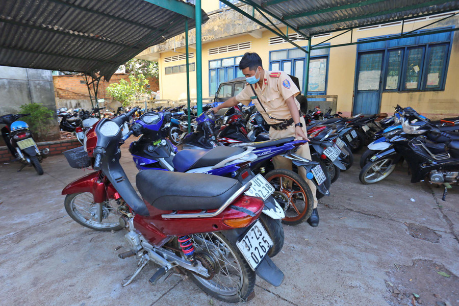 Nhiều mô tô, xe máy liên quan đến các trường hợp vi phạm Luật Giao thông đường bộ bị Công an huyện Đức Cơ tạm giữ. Ảnh: Hải Lê Nhiều mô tô, xe máy liên quan đến các trường hợp vi phạm Luật Giao thông đường bộ bị Công an huyện Đức Cơ tạm giữ. Ảnh: Hải Lê