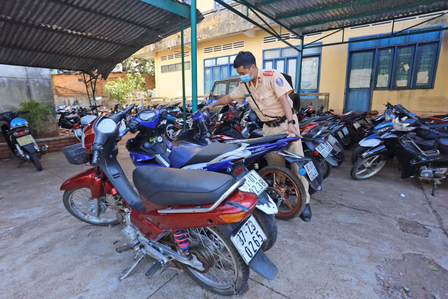 Nhiều mô tô, xe máy liên quan đến các trường hợp vi phạm Luật Giao thông đường bộ bị Công an huyện Đức Cơ tạm giữ. Ảnh: Hải Lê