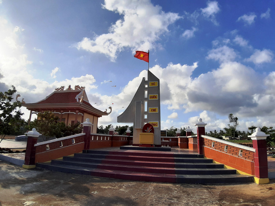 Nhà tưởng niệm và Đài Tổ quốc ghi công Tú Thủy (xã Tú An). Ảnh: Nguyễn Quang Tuệ