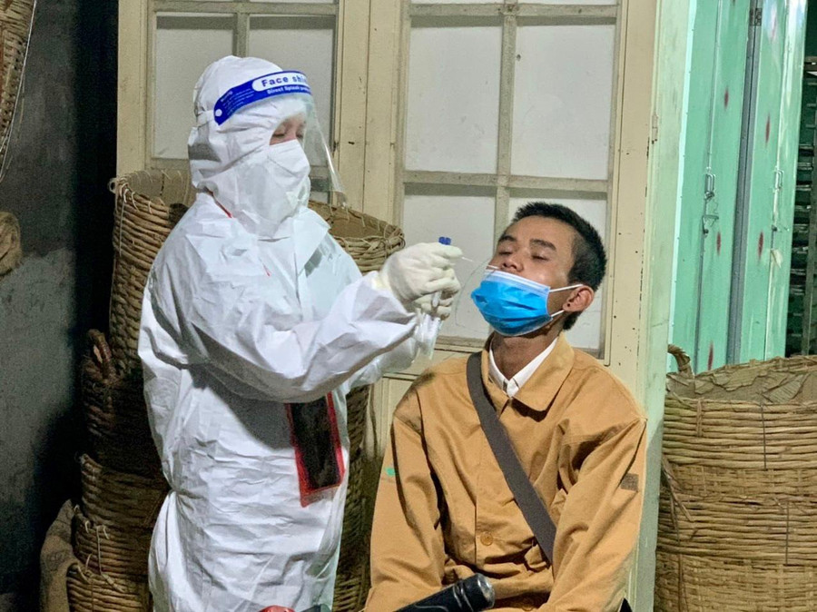 Lấy mẫu xét nghiệm Covid-19 cho người dân ở Lâm Đồng. Ảnh: Gia Bình