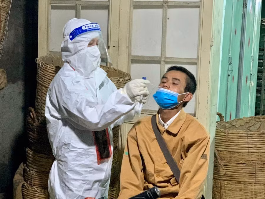 Lấy mẫu xét nghiệm Covid-19 cho người dân ở Lâm Đồng. Ảnh: Gia Bình