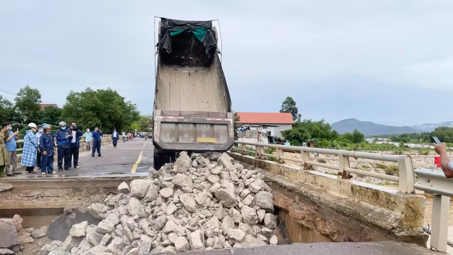 Khắc phục sạt lở mố cầu Ngô La. Ảnh: Bảo Thoa