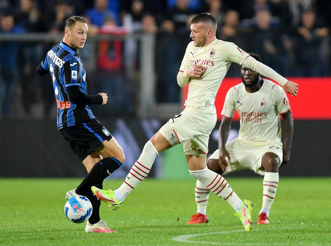 AC Milan (áo trăng) trong trận thắng Atalanta. Ảnh: Reuters