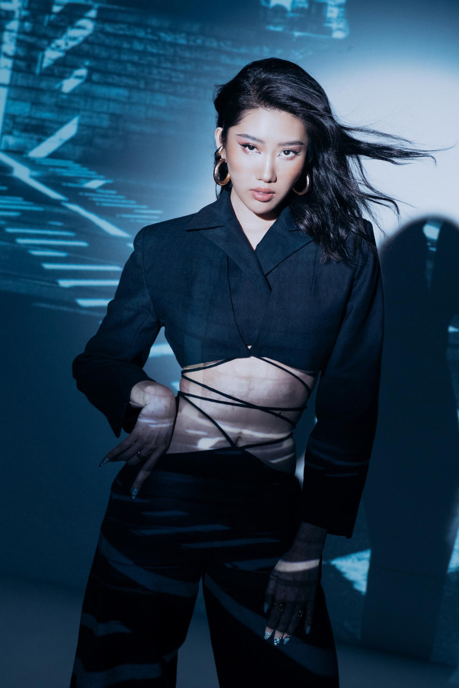 Bên cạnh đó, cô còn trở thành thành viên chính của đội hình Running Man Vietnam năm nay. Những tưởng sẽ bị các nghệ sĩ "ăn hiếp" vì vẻ ngoài hiền lành, nhẹ nhàng, tuy nhiên, khi bước vào chương trình nữ diễn viên Gạo nếp gạo tẻ lại nhiệt tình lăn xả và là đối thủ "nặng kí" của các thành viên khác. Ảnh: NVCC Bên cạnh đó, cô còn trở thành thành viên chính của đội hình Running Man Vietnam năm nay. Những tưởng sẽ bị các nghệ sĩ