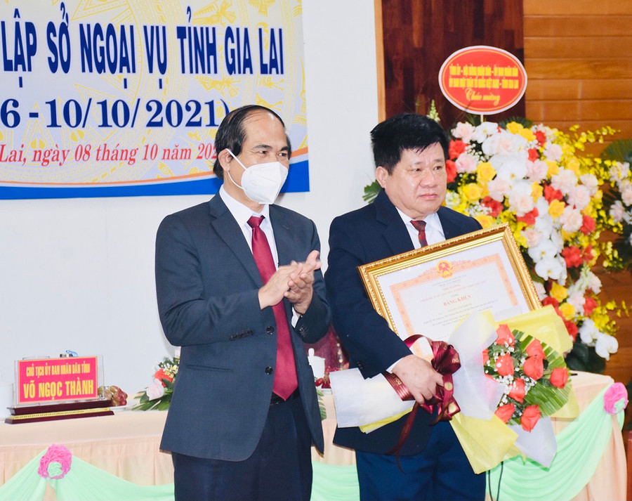 Thừa ủy nhiệm của Thủ tướng Chính phủ, Chủ tịch UBND tỉnh Võ Ngọc Thành trao bằng khen của Thủ tướng Chính phủ cho ông Nguyễn Tùng Khánh-Giám đốc Sở Ngoại vụ. Ảnh: Trần Dung Thừa ủy quyền, Chủ tịch UBND tỉnh Võ Ngọc Thành trao Bằng khen của Thủ tướng Chính phủ cho ông Nguyễn Tùng Khánh-Giám đốc Sở Ngoại vụ.