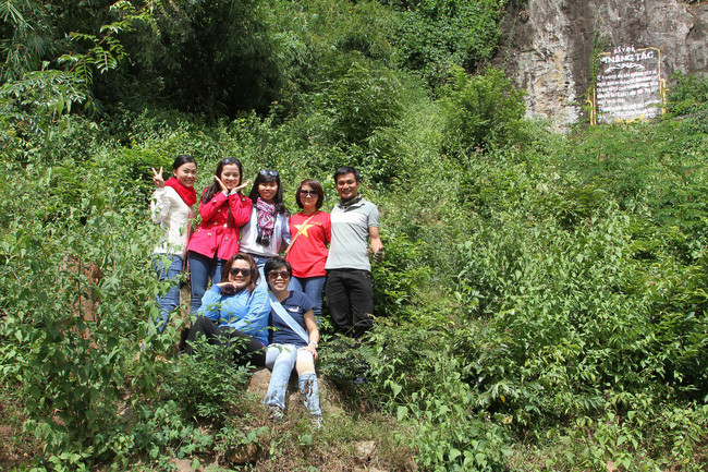 Các bạn trẻ thăm bẫy đá của Anh hùng Pinăng Tắc. Ảnh: Thái Sơn Ngọc