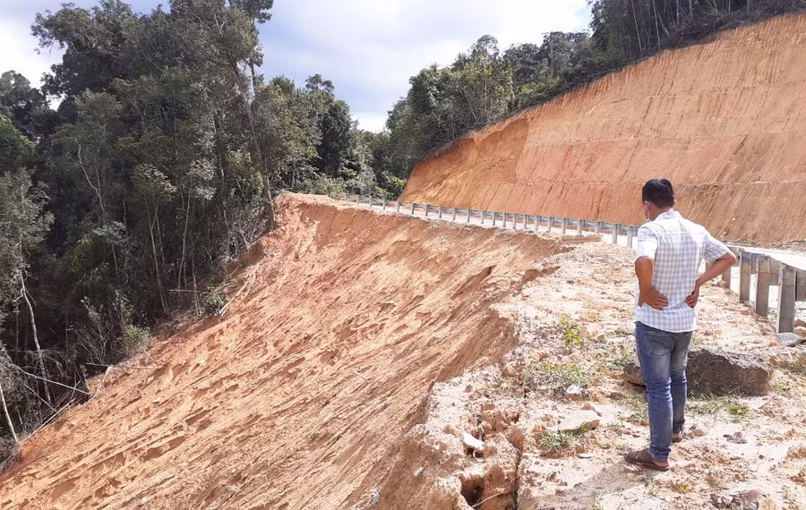  Một đoạn đèo Kon Pne bị sạt lở do ảnh hưởng mưa bão số 5.