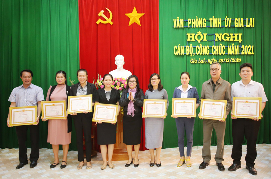 Tặng giấy khen của Chánh Văn phòng Tỉnh ủy cho các cá nhân có nhiều thành tích trong thực hiện nhiệm vụ năm 2020. Ảnh: Đăng Vũ